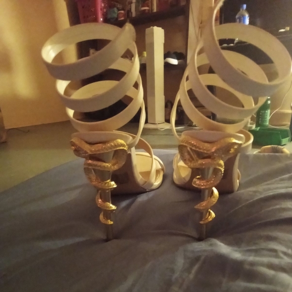 White high heels - Picture 2 of 3